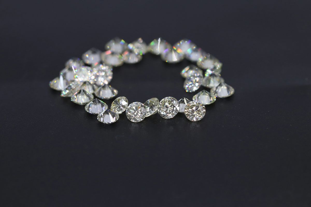 A small circle of white diamonds.