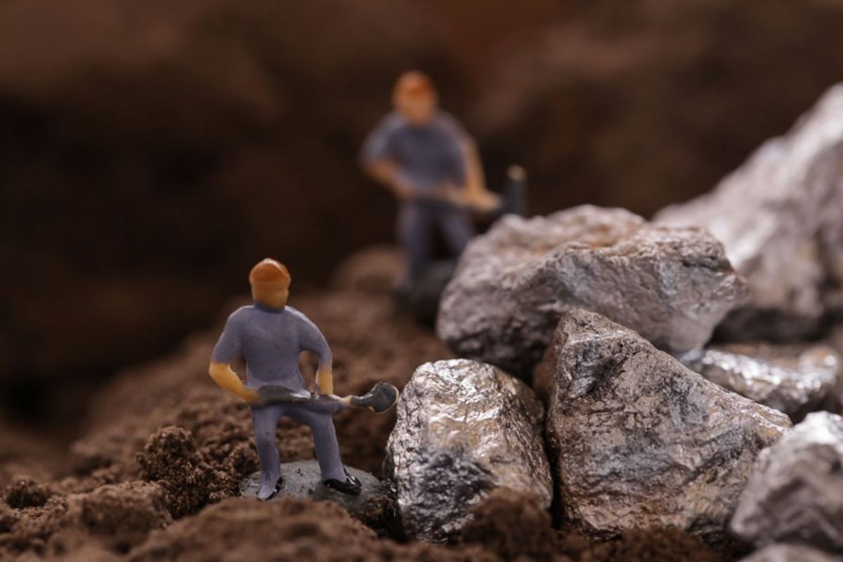 figurines mining zinc