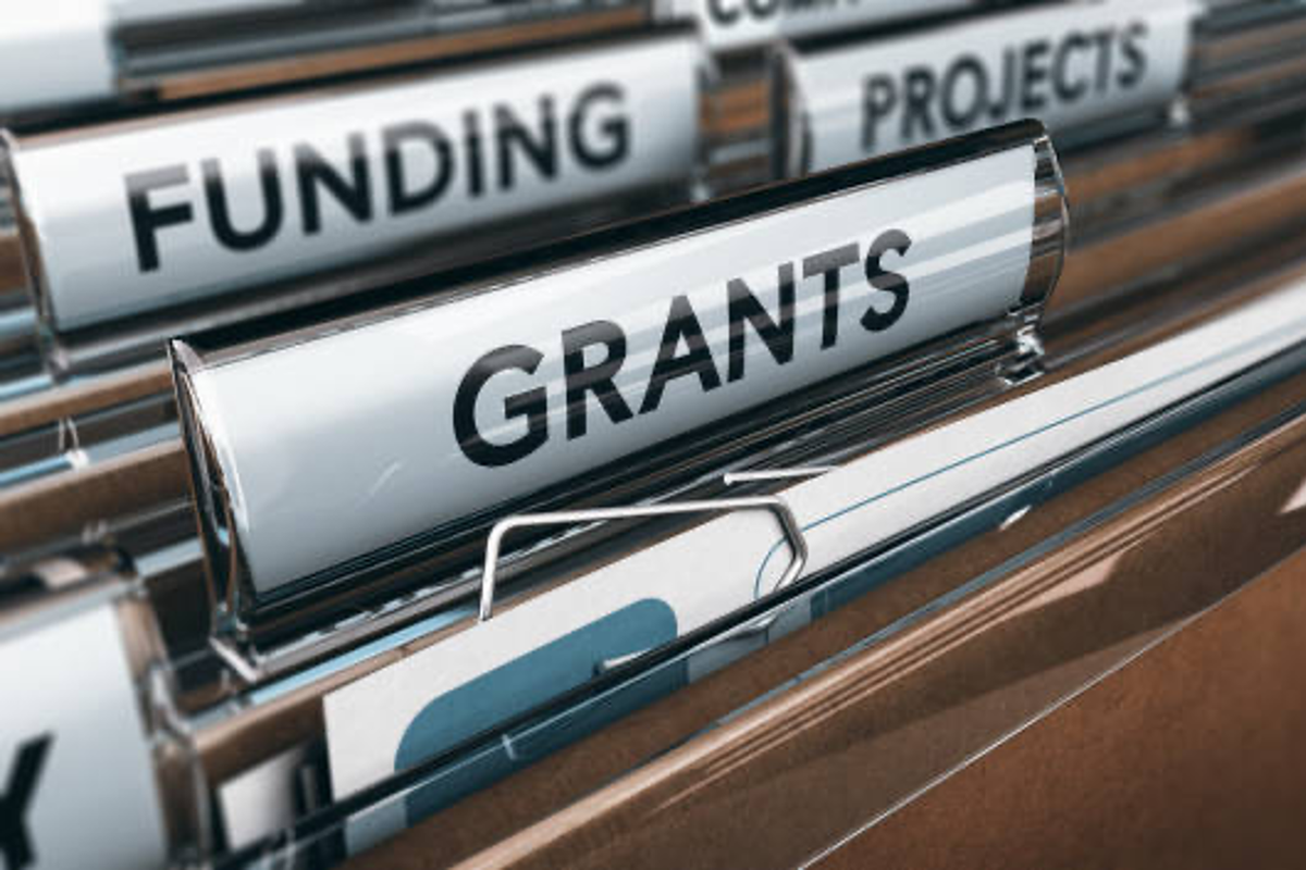 Files labelled "funding," "projects" and "grants."