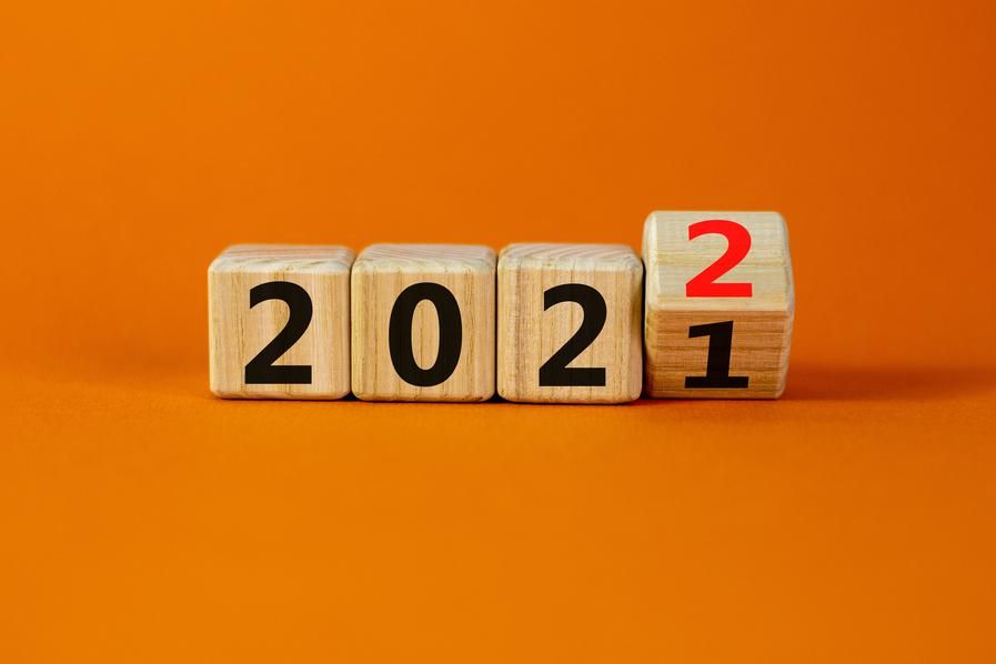 four wooden blocks showing "2021"; the last block is switching to a two