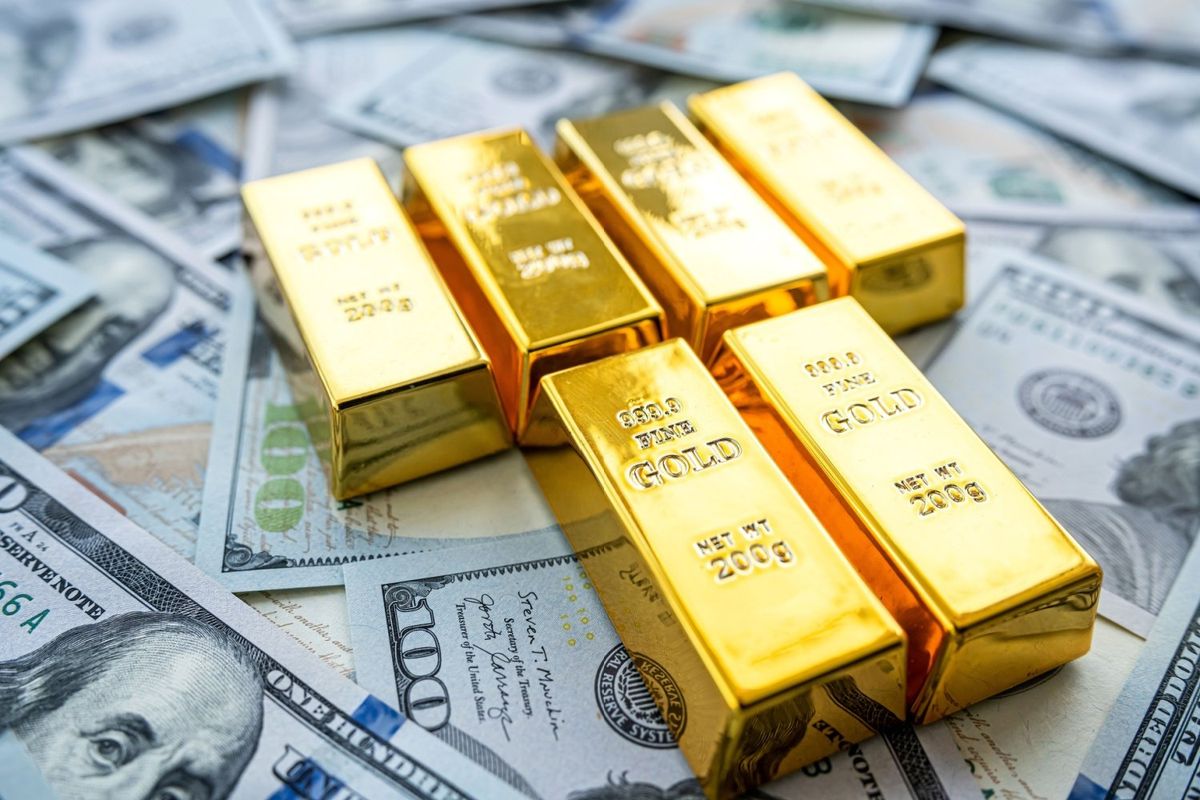 Gold bars, US money.