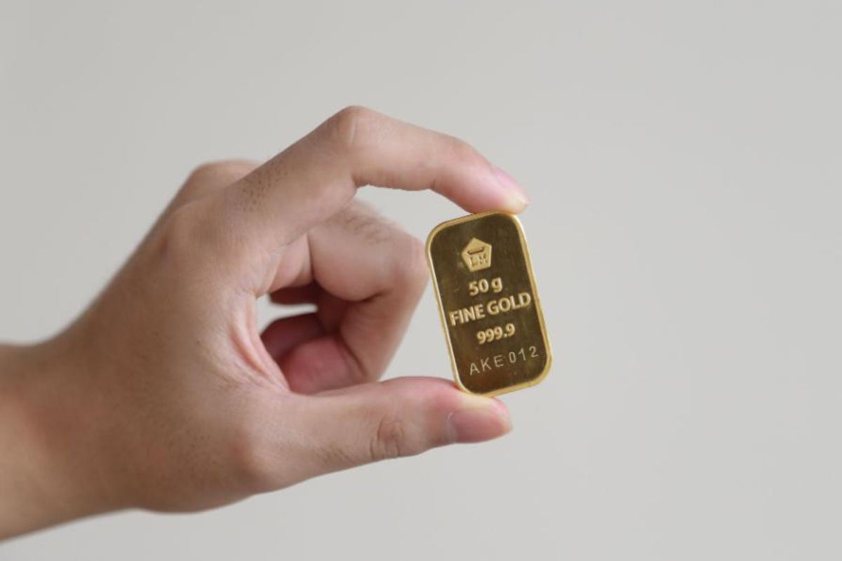 hand holding gold bar