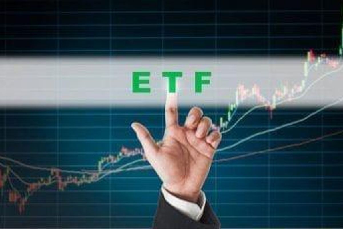 hand pointing to the letters "ETF"