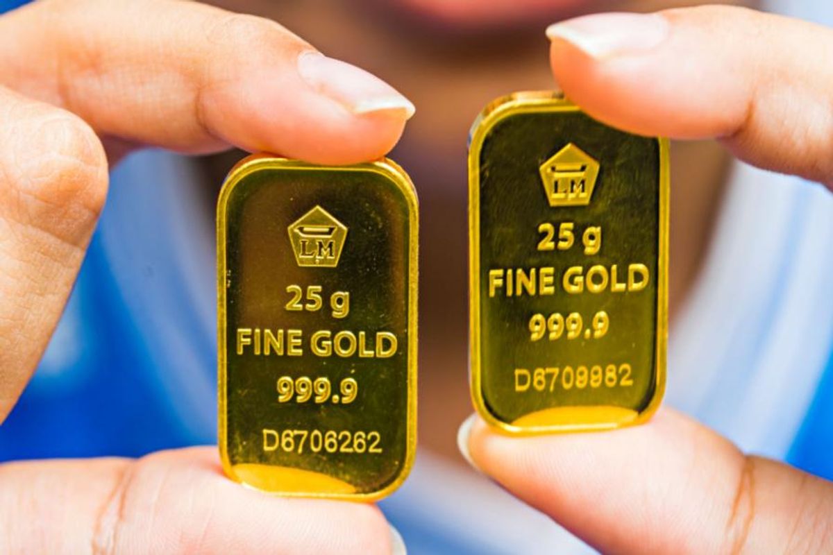 hands holding gold bars