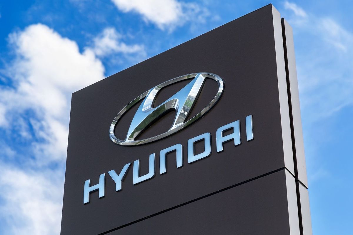 Hyyndai logo and name on sign.
