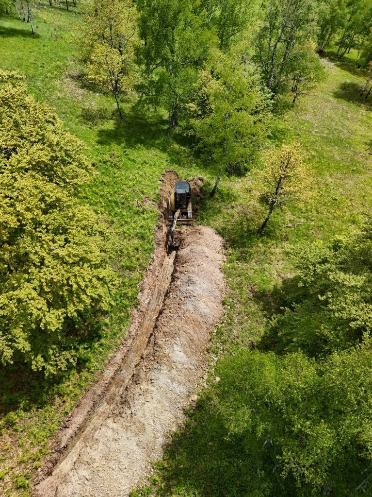 Figure 4: Mechanical trenching under way during the 2025 field season at the Vrela-Kremin trend.