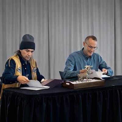 Figure 1 RRDC Chief Dylan Loblaw and Fireweed CEO Ian Gibbs signing the Exploration and Collaboration Agreement in Whitehorse, Yukon Territory (CNW Group/Fireweed Metals Corp.)