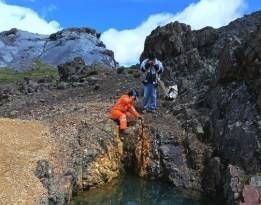 The figure above displays an outcrop of the Seguridad SE vein, showing distinctive yellow-brown colouration with iron-oxide-pigmented clays and pyrite relics. (CNW Group/Silver Mountain Resources Inc.)