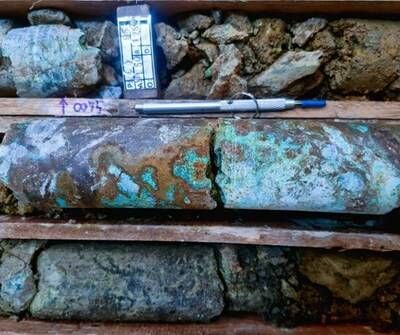 Figure 3: Mixed High-Grade Cu and PGM+Au mineralization in oxide, intercepted in DDH26LU307 (~40-42m Depth shown). (CNW Group/Bravo Mining Corp.)