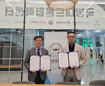 NEO Battery CEO Spencer Huh (right) and Mr. B.H. Yang from KADIA (left)