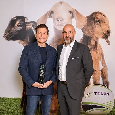 TELUS President and CEO Darren Entwistle accepts an Opensignal trophy from James Hayman on behalf of TELUS, celebrating its status as Canada's most awarded network.