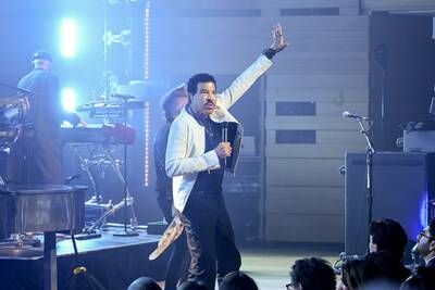 Lionel Richie performs at the TELUS Friendly Future Foundation's Together for Tomorrow Gala. (Photo courtesy of George Pimentel Photography) (CNW Group/TELUS Communications Inc.)