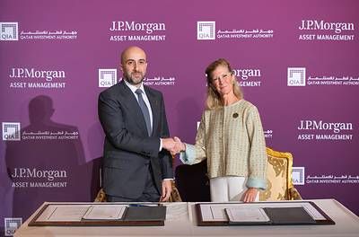 Mohammed Saif Al-Sowaidi, CEO of Qatar Investment Authority and Mary Callahan Erdoes, CEO of J.P. Morgan Asset & Wealth Management at the signing.