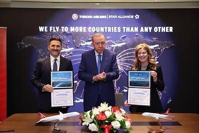 Prof Murat Şeker, Turkish Airlines chairman of the board and the executive committee; His Excellency Recep Tayyip Erdoğan, president of the Republic of Türkiye; and Stephanie Pope, president and CEO of Boeing Commercial Airplanes, mark the signing of Turkish Airlines' order for up to 150 737 MAX airplanes.