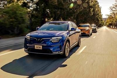The VinFast VF8s on the road