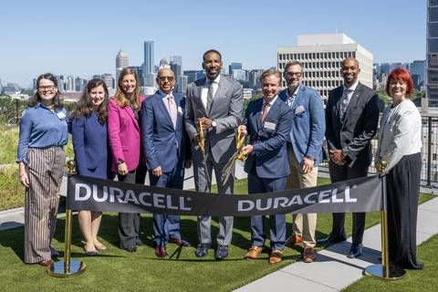 (Left to Right) Karen Iveson (Duracell), Jessica Curyto, Sydne Smith, Liben Hailu (Chief Technical Officer, Duracell), Atlanta Mayor Andre Dickens, Roberto Mendez (Chief Executive Officer, Duracell), Ray Iveson (Duracell), Donnie Beamer (Senior Technology Advisor), Laurie Prickett