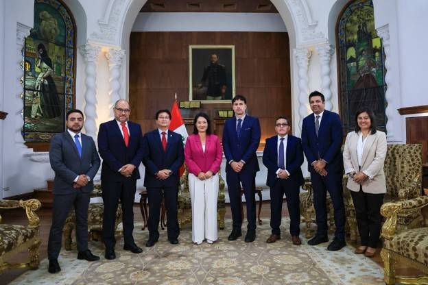 Highlander Silver executives meet with President Keiko Fujimori and Minister of Energy and Mines Guillermo Shinno in Lima on October 6, 2026 (Photo: Government of Peru).