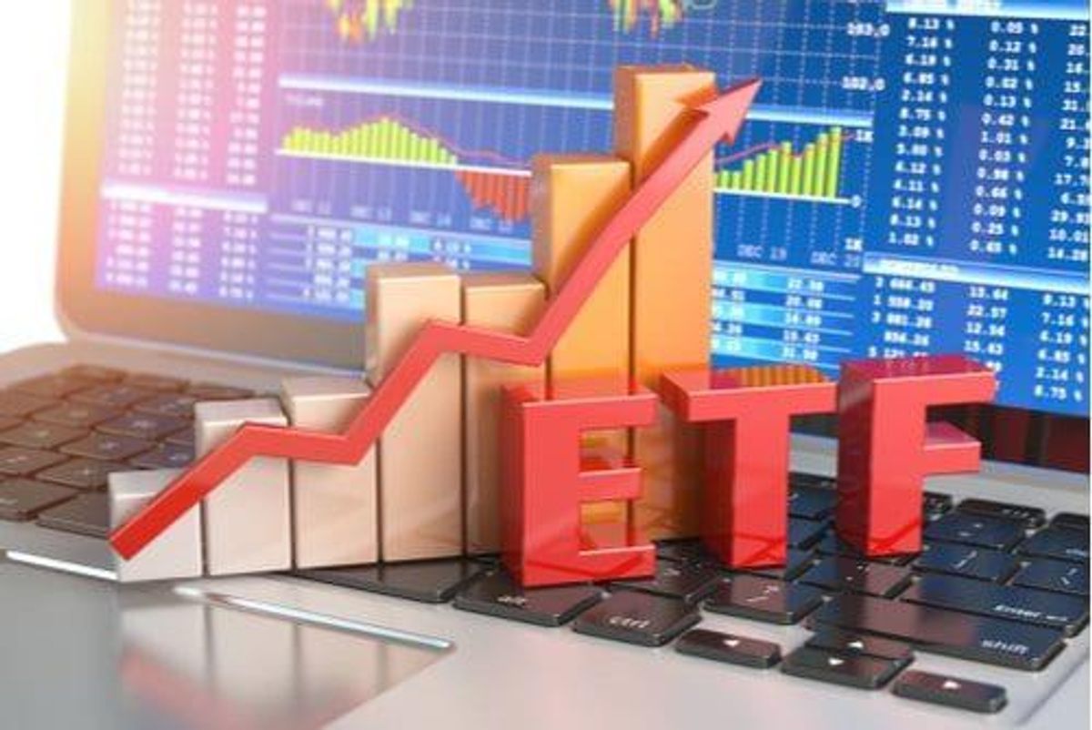 laptop with graph and the acronym "etf"