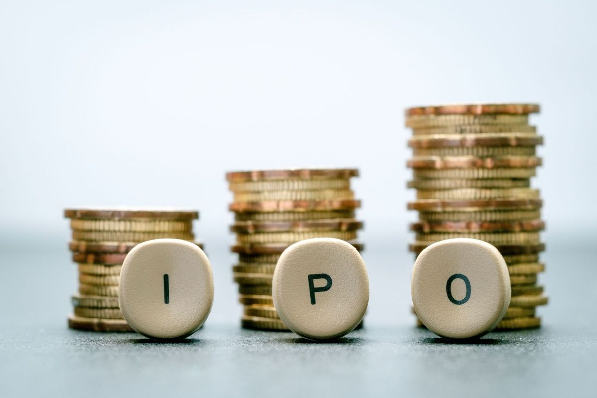 Letters spelling "IPO" in front of coins.