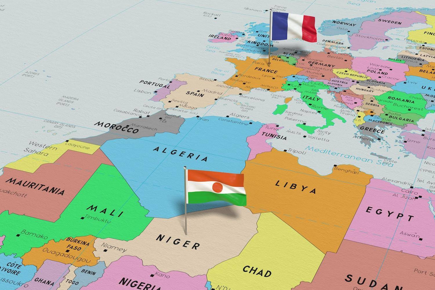 Map highlighting France and Niger with their flags placed on top.