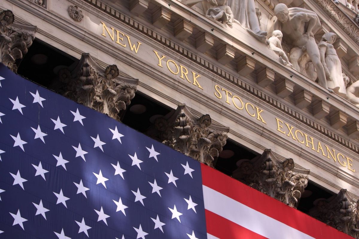 New York Stock Exchange building and US flag.