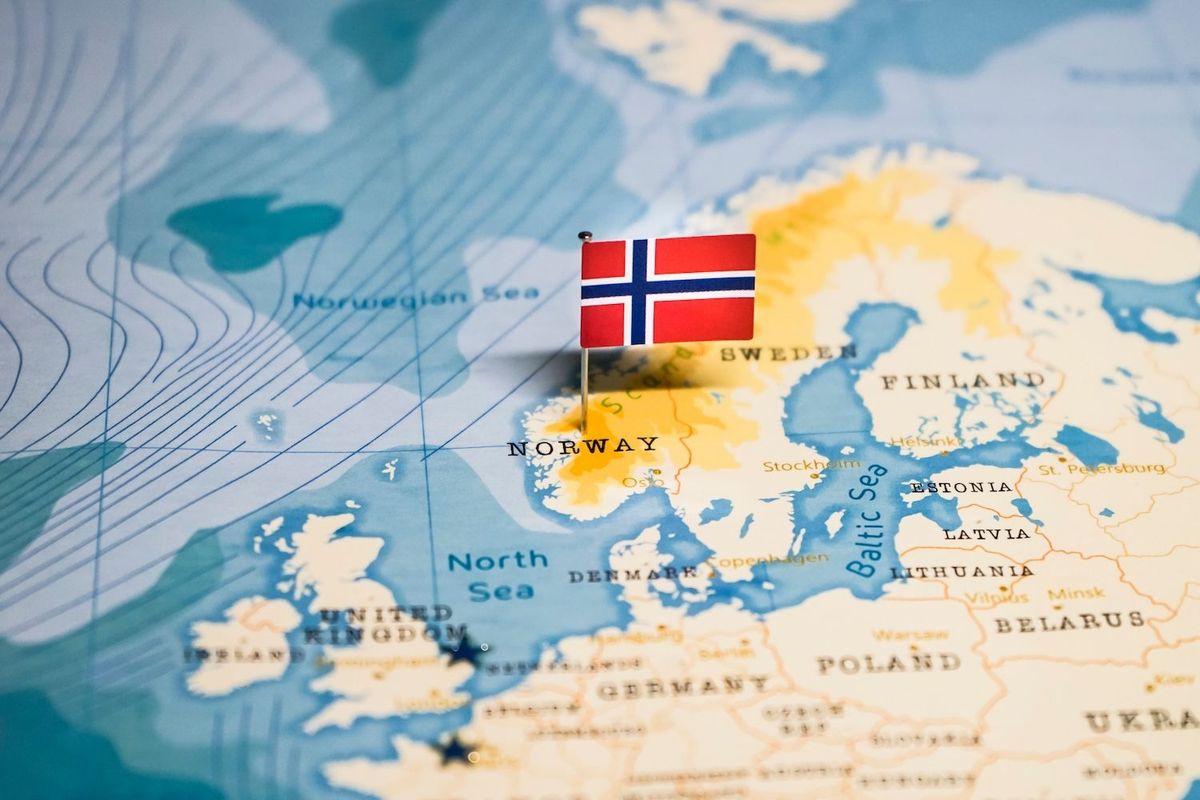 Norwegian flag on map.