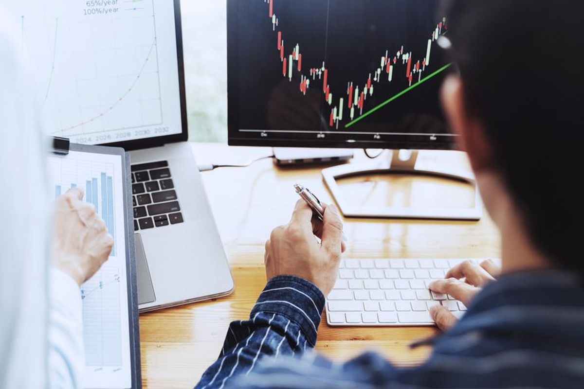 people evaluating stock charts