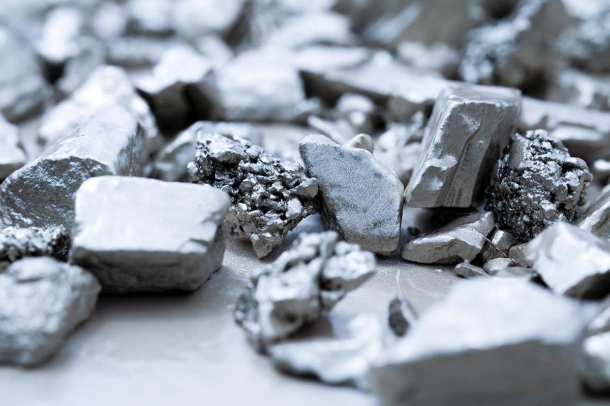 pieces of silver colored ore