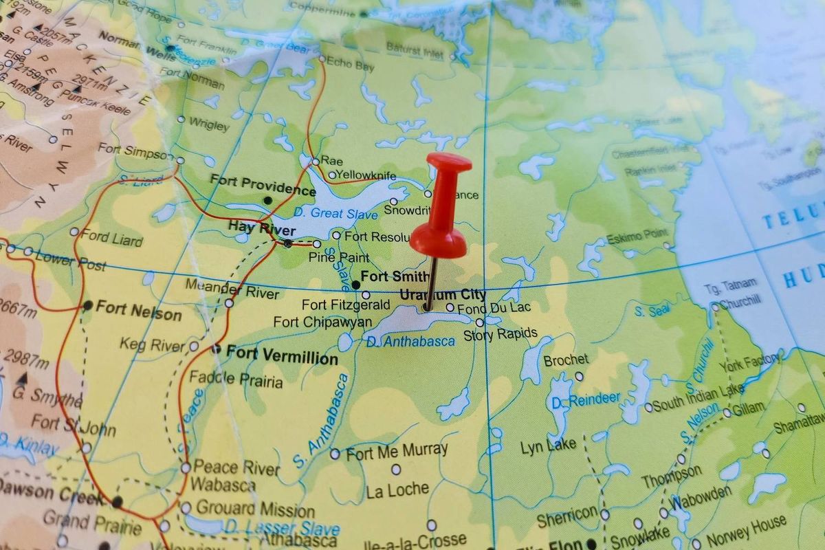 Red pin on a detailed map highlights Fort Smith area with green and yellow terrain markings.