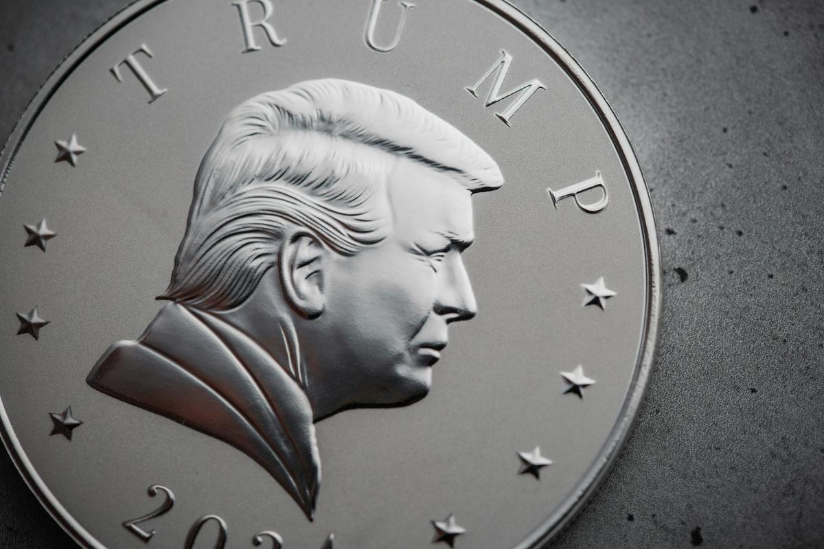 Silver coin with profile of Trump, stars and the text "Trump 2024."