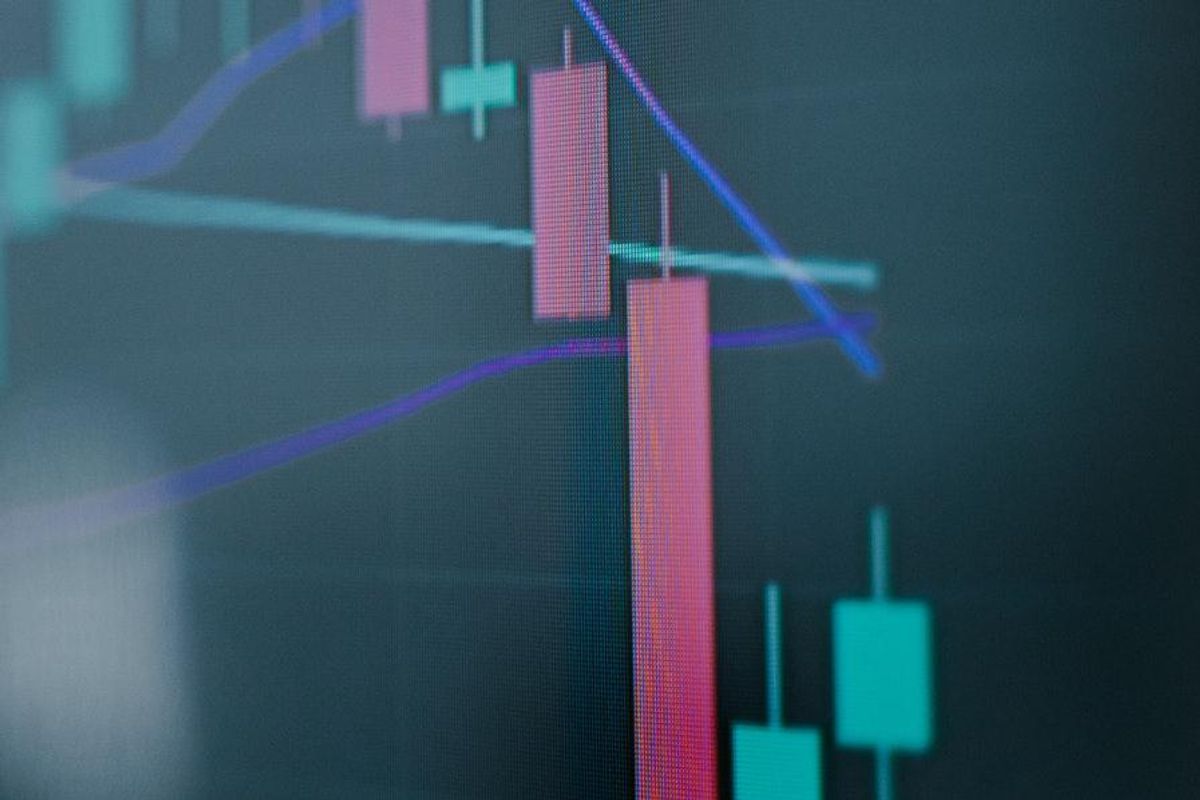 stock chart with red and green lines