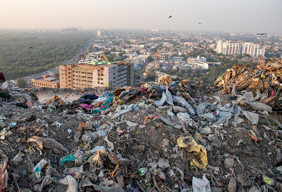 sommet d'une décharge de déchets en Inde
